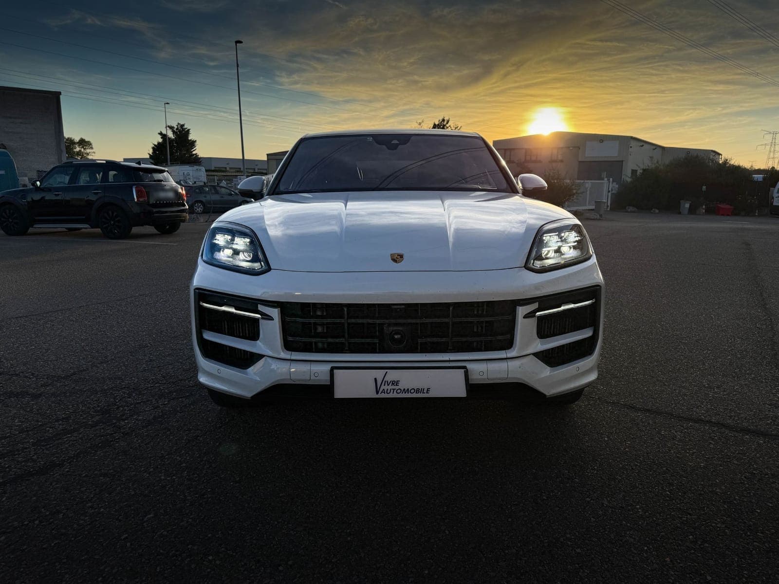 Porsche Cayenne Coupé E-Hybrid — face, coucher de soleil