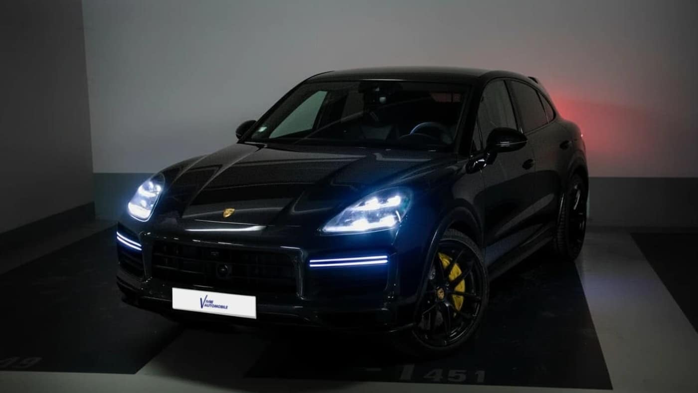 Porsche Cayenne Coupé Turbo S E-Hybrid noir, phares allumés, couvert par la garantie Porsche Approved