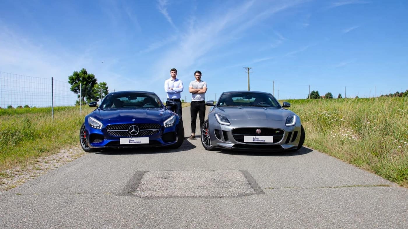 Alexandre et Antoine entre une Mercedes-AMG GTS bleue et une Jaguar F-Type R grise, deux voitures importées des Pays-Bas